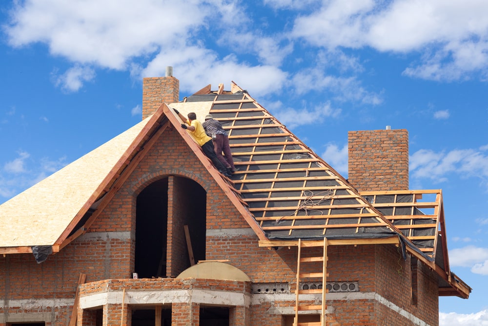 Les travaux de zinguerie indispensables pour une toiture étanche et durable