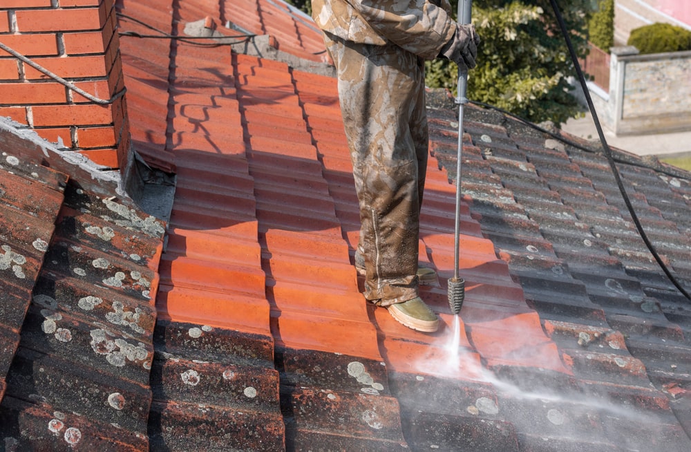 Propreté impérative : Les moments clés pour nettoyer et démousser votre toit en toute saison!
