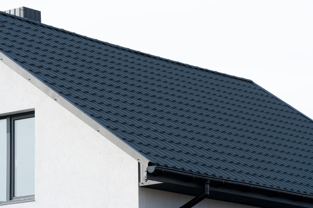 Toitures en ardoise naturelle ou synthétique : comment choisir pour votre maison ?